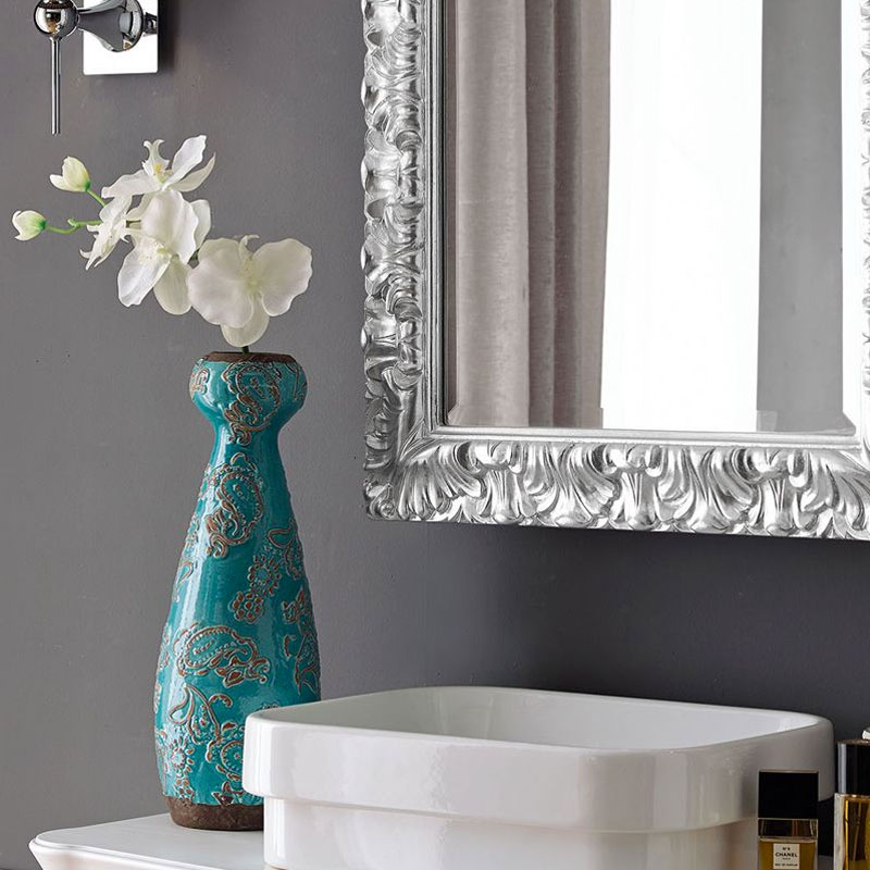 Silberner Barockspiegel über Waschbecken in Badezimmer